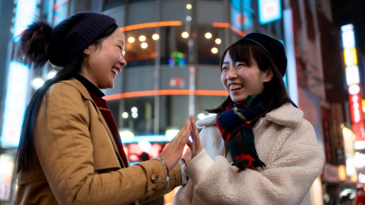 Dialetos Japoneses. Duas mulheres japonesas conversando no centro de Tóquio.